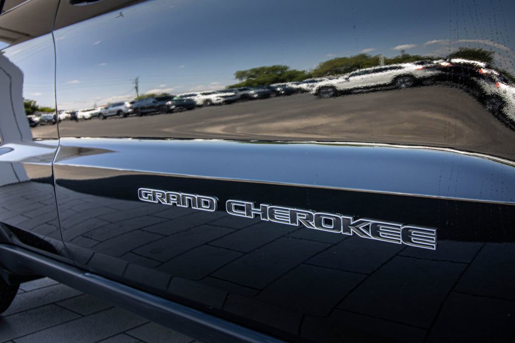 Used 2020 Jeep Grand Cherokee Laredo w/ Security & Convenience Group image 4