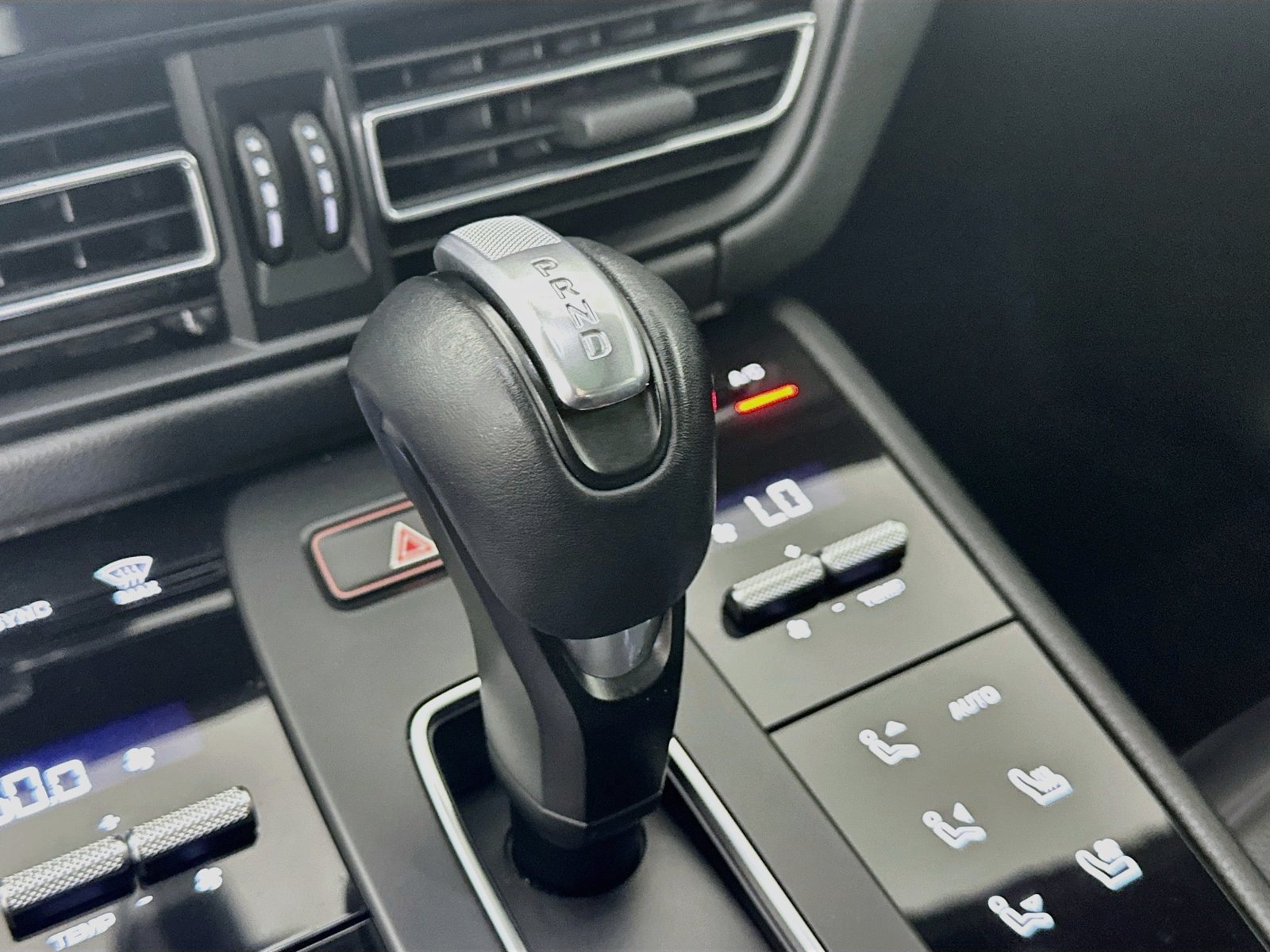 Certified 2022 Porsche Macan AWD/4WD image 28
