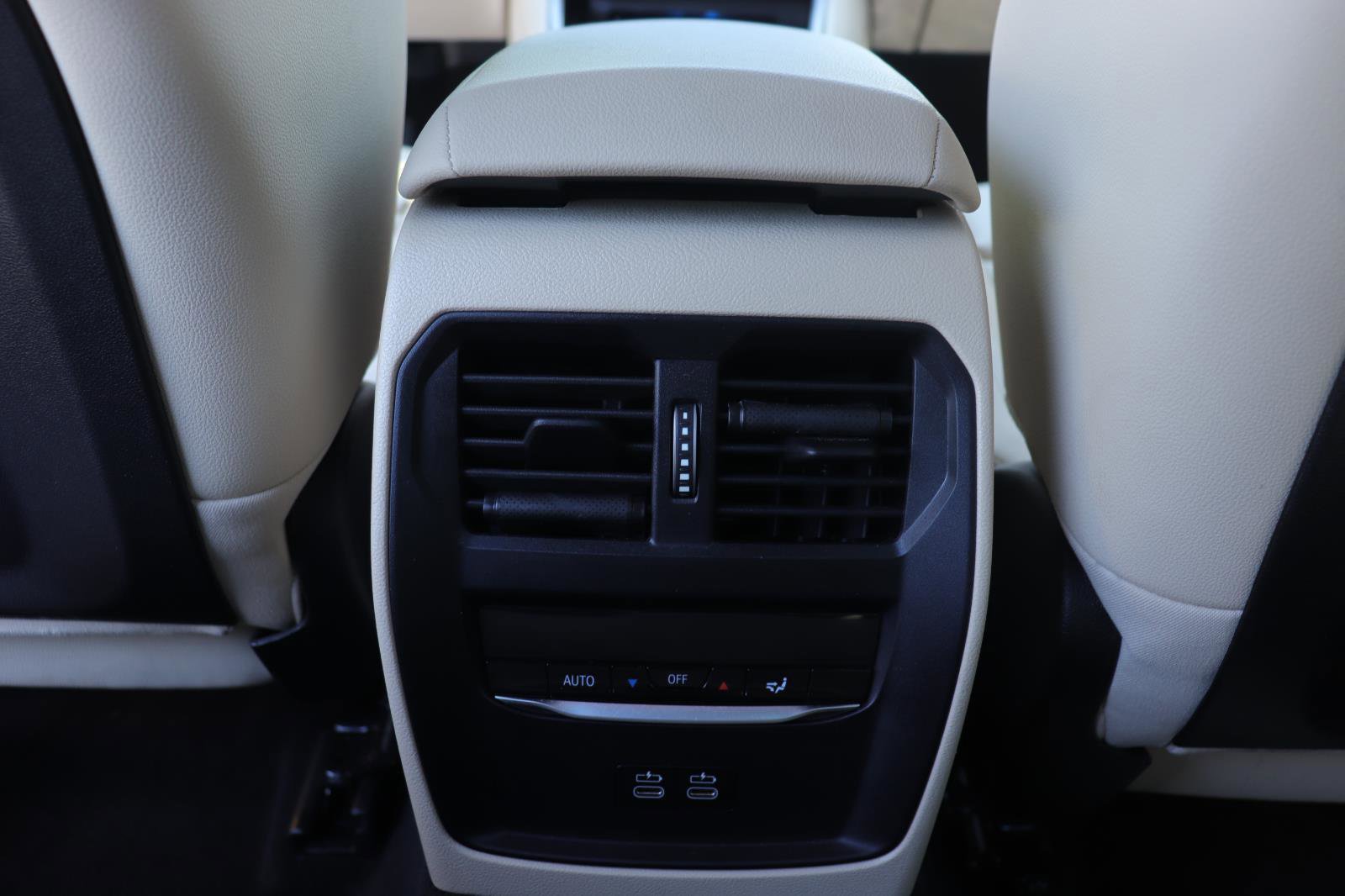 Used 2024 BMW 330i Sedan w/ Premium Package image 16