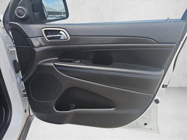 Used 2018 Jeep Grand Cherokee Laredo image 12