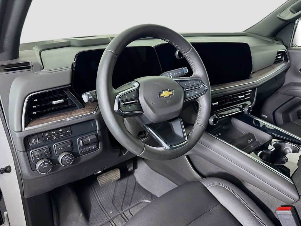 Used 2025 Chevrolet Suburban LT w/ Comfort Package AWD/4WD image 9