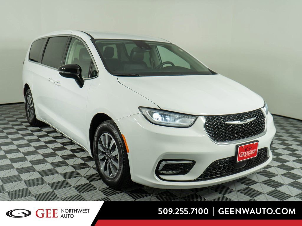 Used 2024 Chrysler Pacifica Select image 1