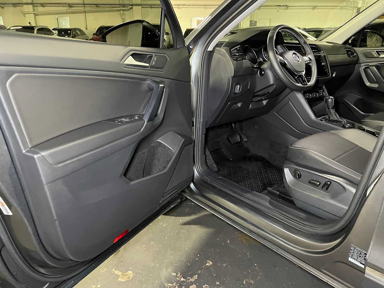Used 2021 Volkswagen Tiguan SE w/ Panoramic Sunroof Package AWD/4WD image 21