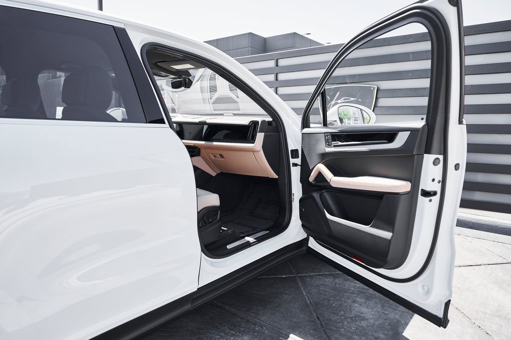 Used 2025 Porsche Cayenne image 21