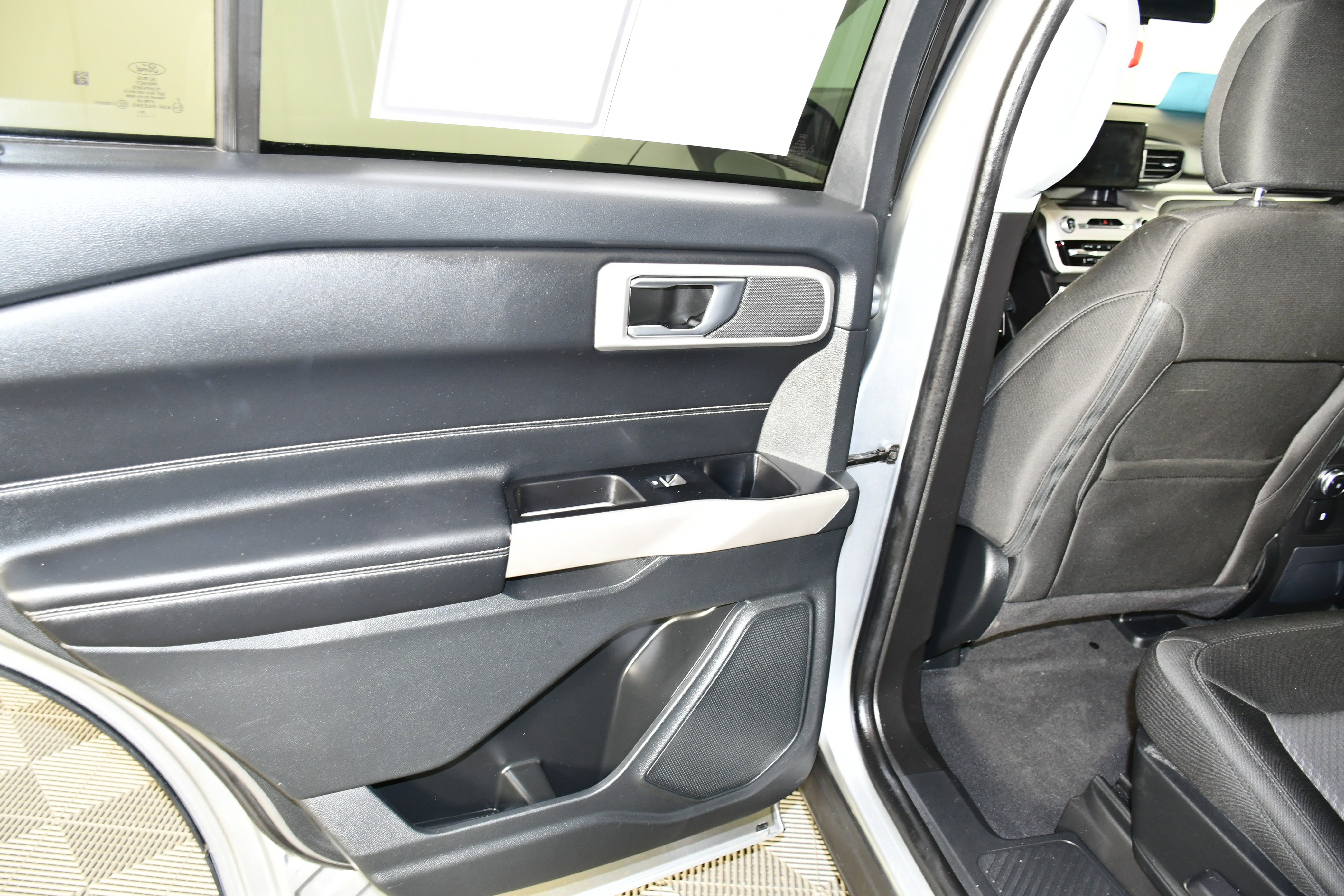 Used 2023 Ford Explorer XLT image 45