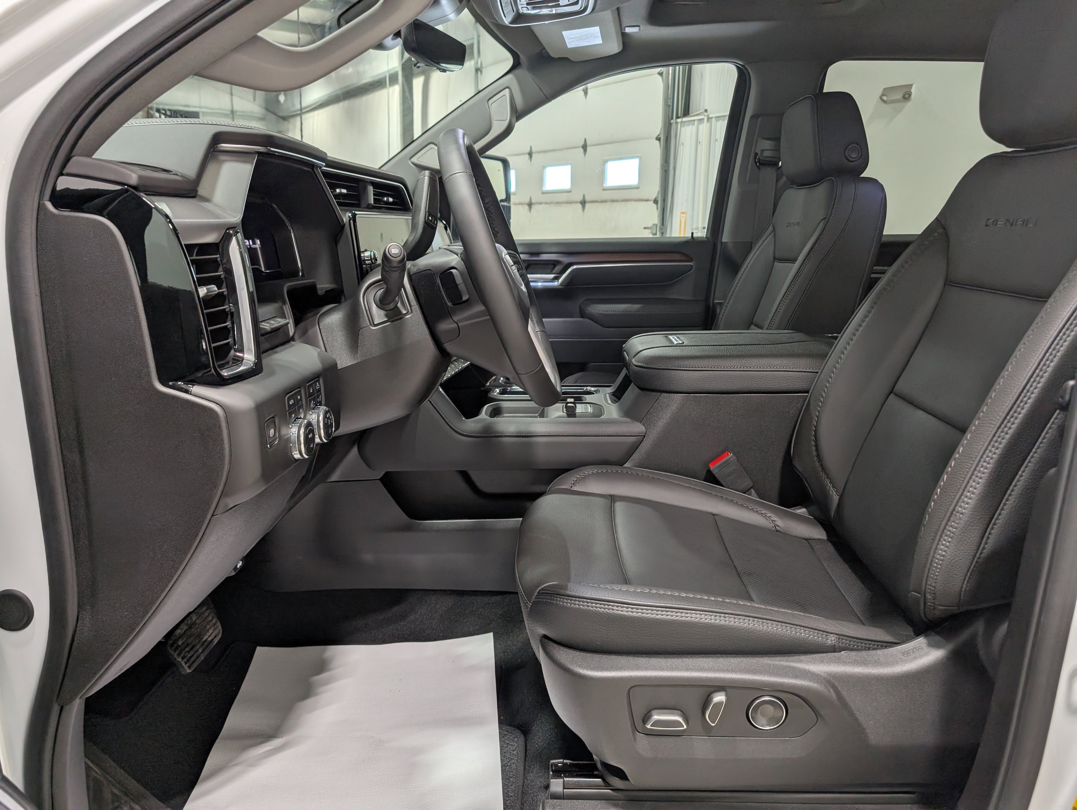 Used 2025 GMC Sierra 3500 Denali w/ Denali Reserve Package AWD/4WD image 17