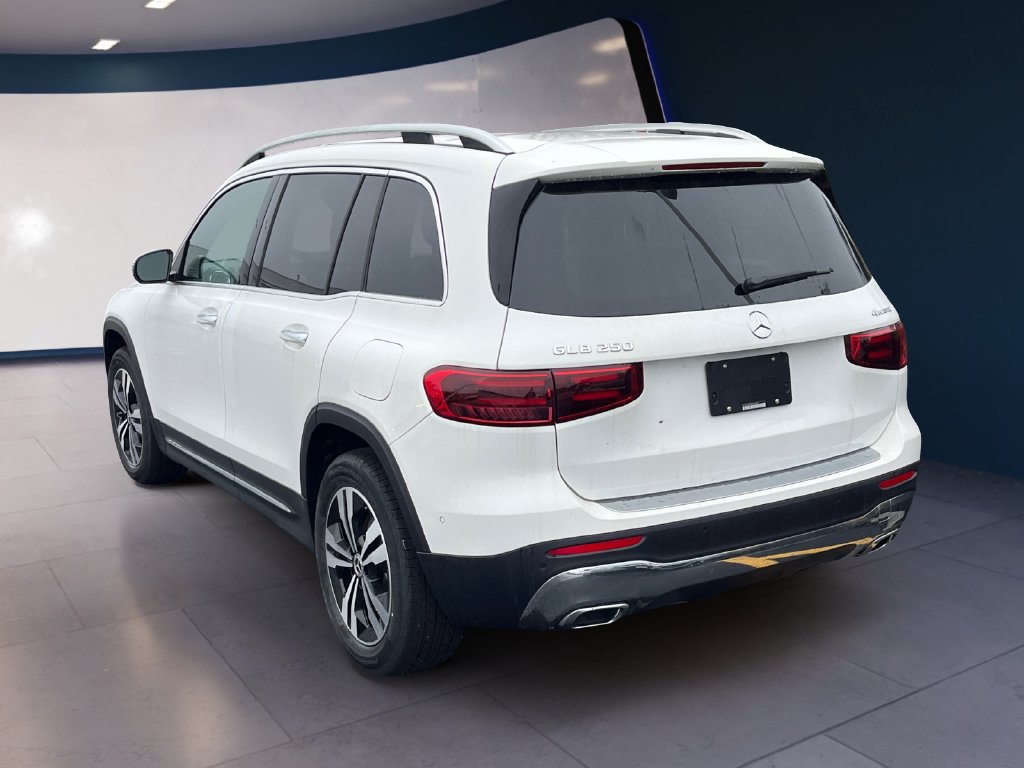 Used 2025 Mercedes-Benz GLB 250 4MATIC image 2