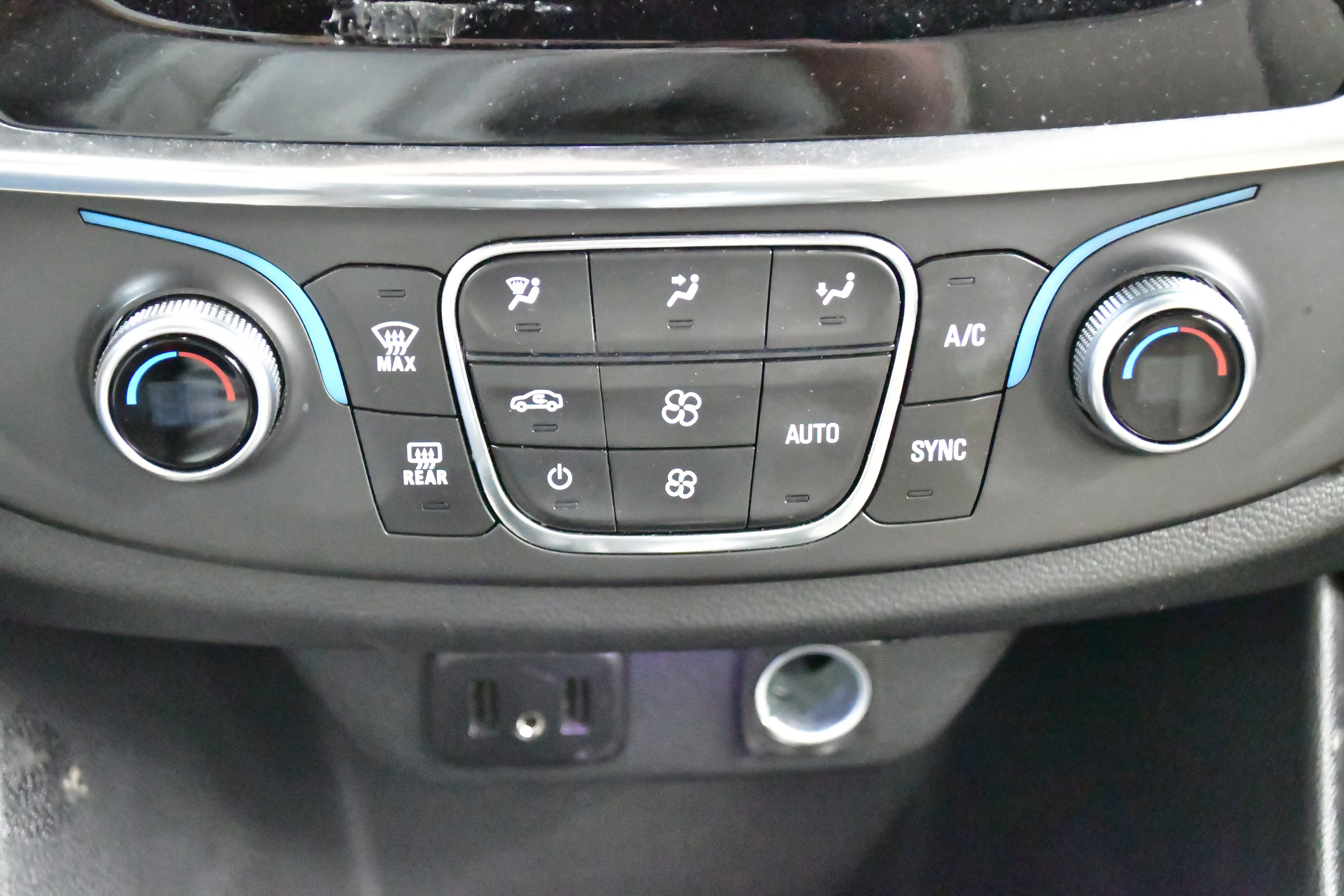 Used 2023 Chevrolet Traverse LS FWD image 28