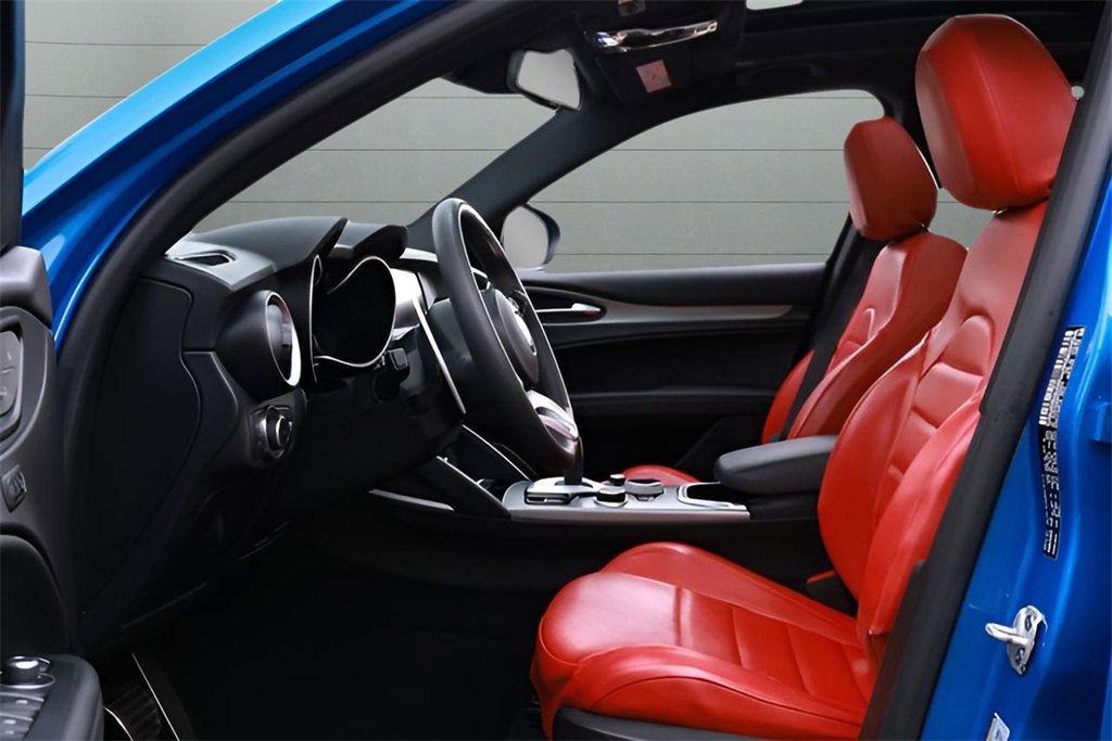 Used 2023 Alfa Romeo Stelvio Veloce image 2