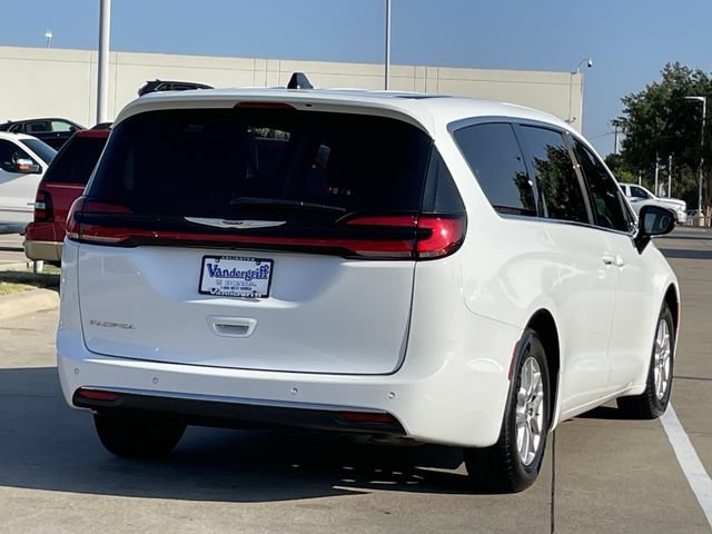 Used 2024 Chrysler Pacifica Touring-L FWD image 4
