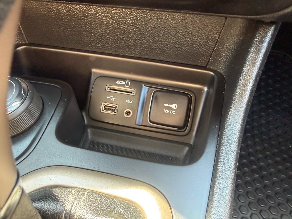 Used 2017 Jeep Cherokee Latitude w/ Cold Weather Group AWD/4WD image 26