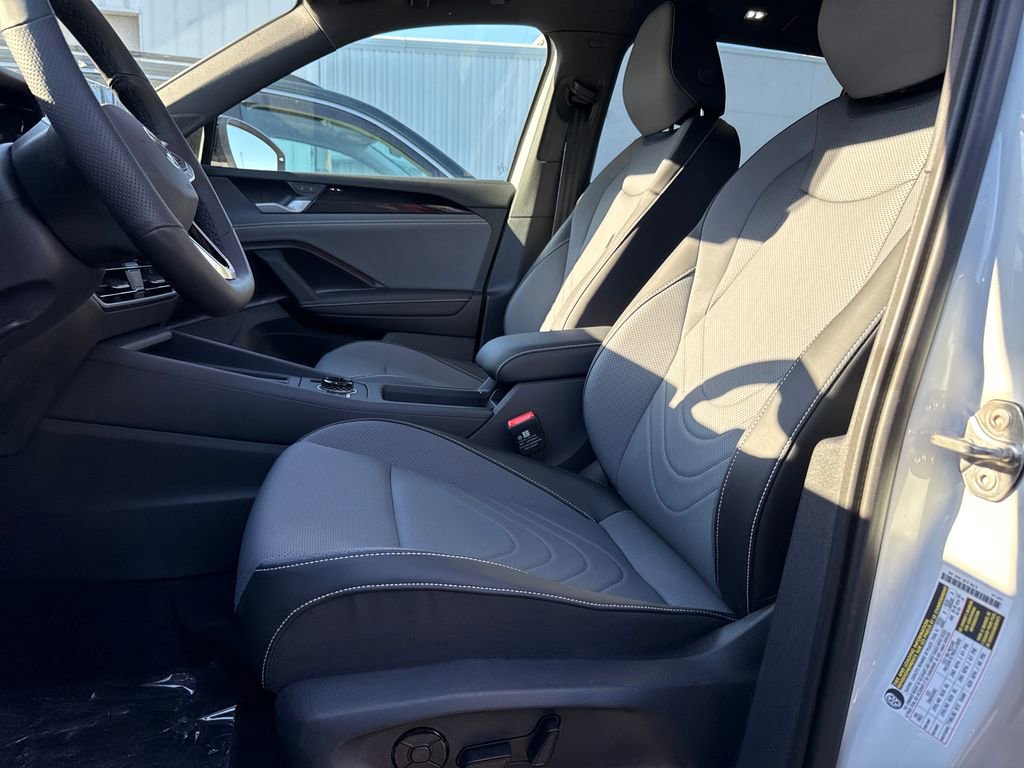 New 2025 Volkswagen Tiguan SE R-Line image 3