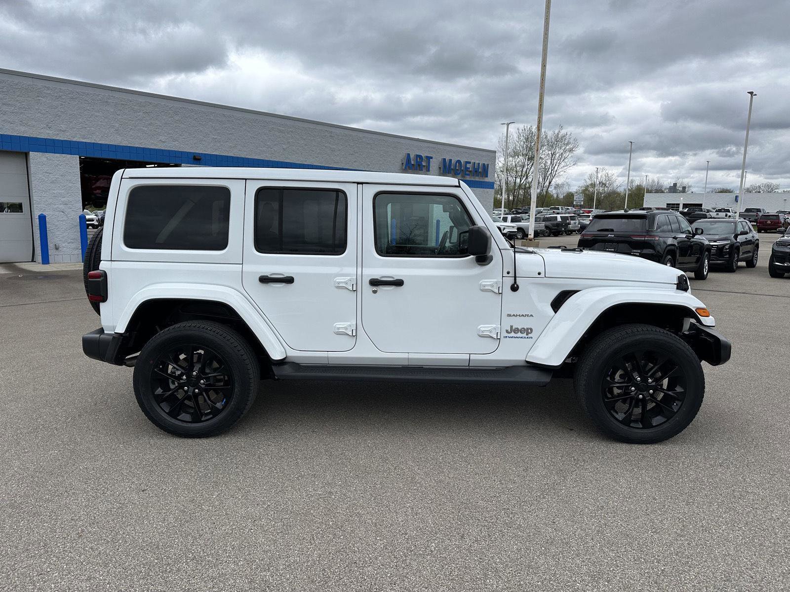 Used 2023 Jeep Wrangler Unlimited Sahara w/ Cold Weather Group AWD/4WD image 9