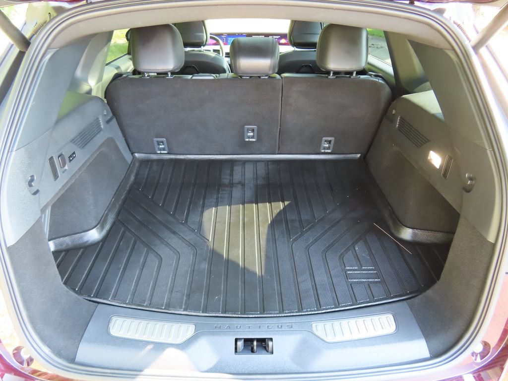 Used 2024 Lincoln Nautilus Premier w/ Equipment Group 102A AWD/4WD image 17