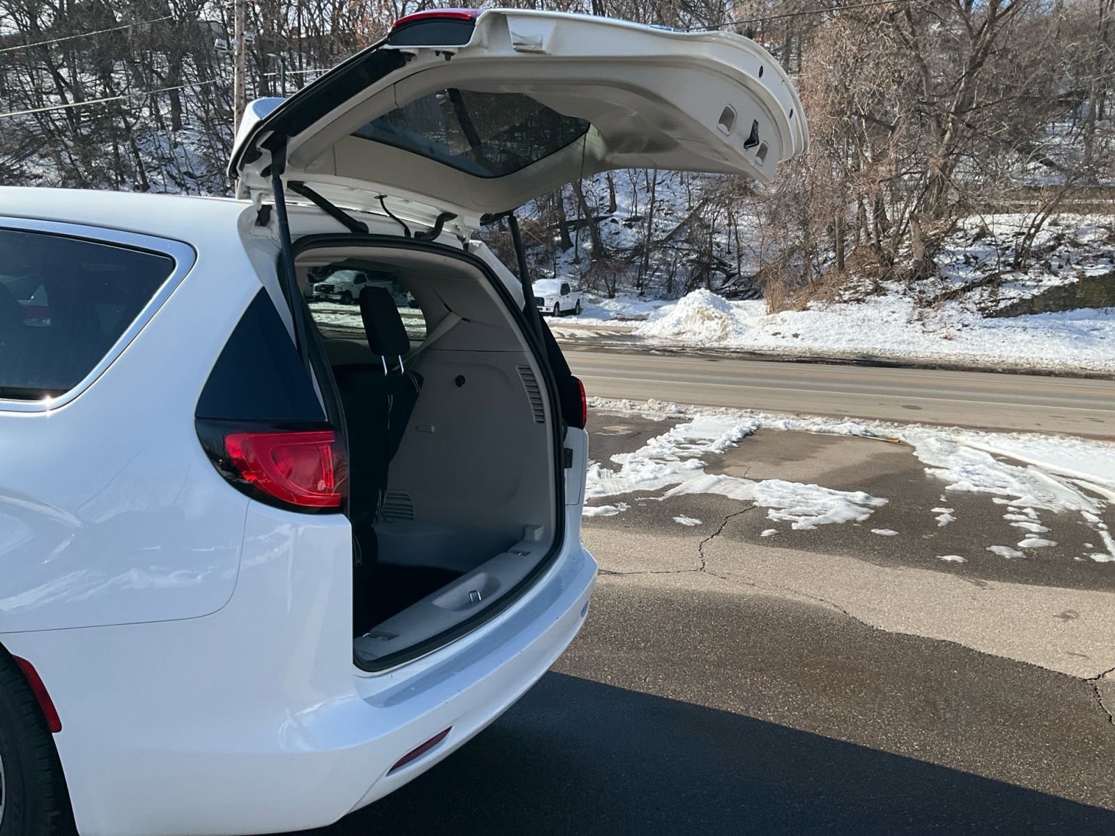 Used 2022 Chrysler Voyager LX image 31