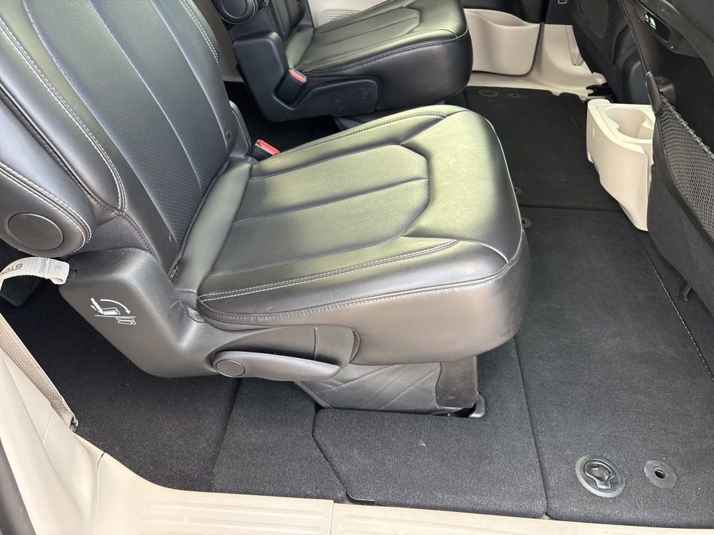 Used 2024 Chrysler Pacifica Touring-L image 21