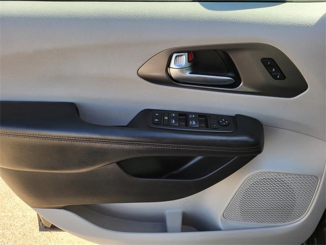 Used 2020 Chrysler Pacifica Touring-L w/ Advanced Safetytec Group image 18