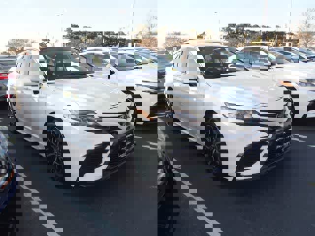 Used 2023 Toyota Camry SE image 3