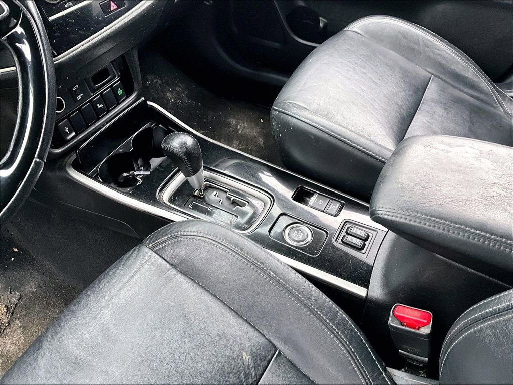 Used 2020 Mitsubishi Outlander ES image 12