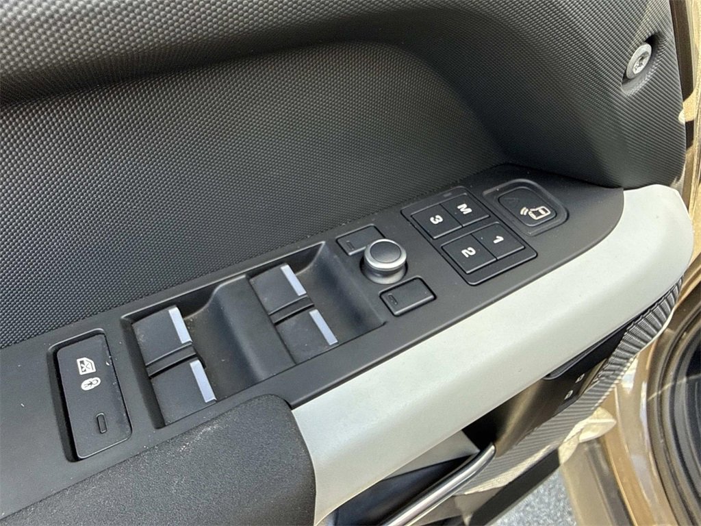 Used 2020 Land Rover Defender 110 SE image 11