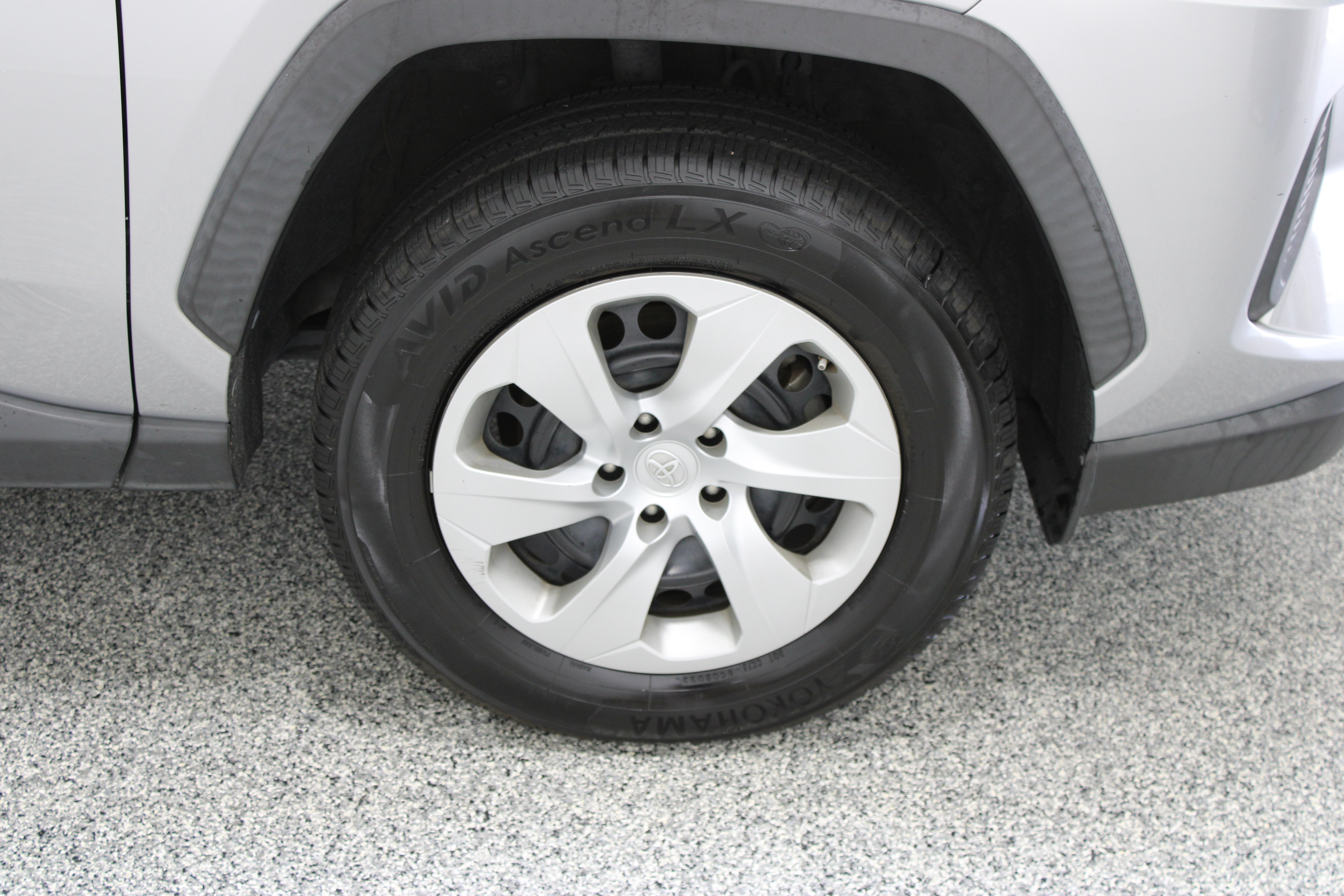 Used 2021 Toyota RAV4 LE FWD image 5