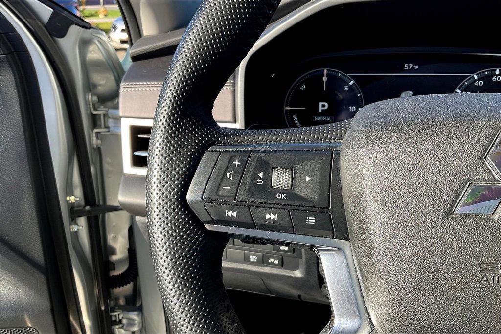 Used 2024 Mitsubishi Outlander SE image 17