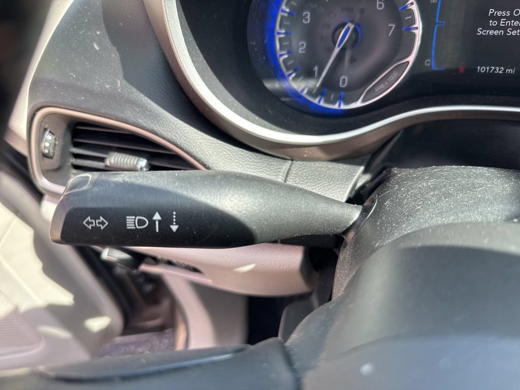 Used 2017 Chrysler Pacifica Touring-L FWD image 36