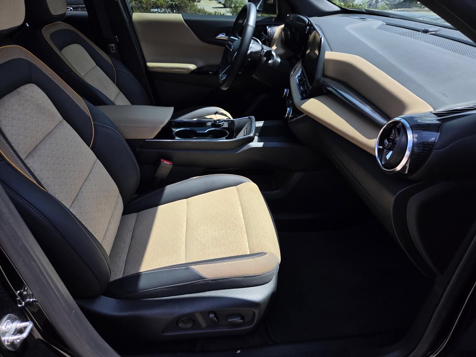 Used 2025 Chevrolet Equinox ACTIV w/ Safety and Technology Package FWD image 14