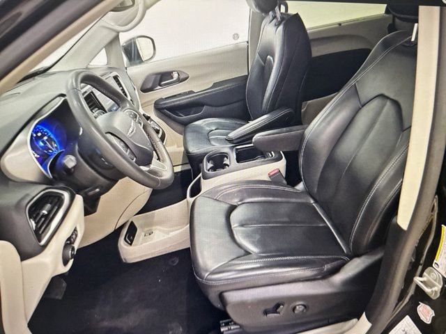 Used 2023 Chrysler Pacifica Touring-L FWD image 6