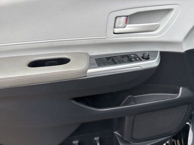 Used 2025 Toyota Sienna LE FWD image 13