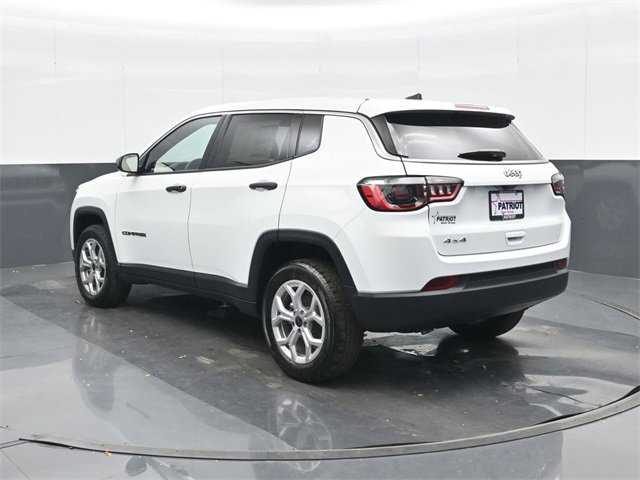 Used 2025 Jeep Compass Sport image 2