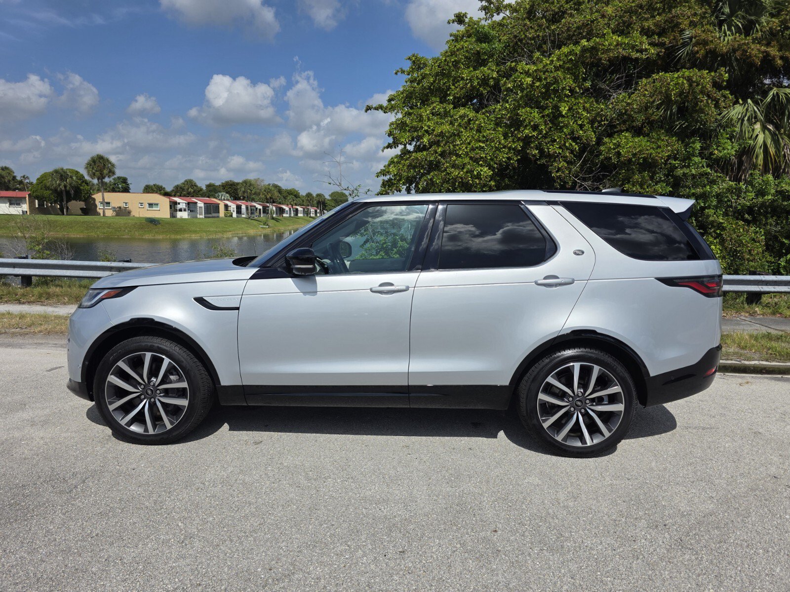 Certified 2023 Land Rover Discovery HSE R-Dynamic AWD/4WD image 7