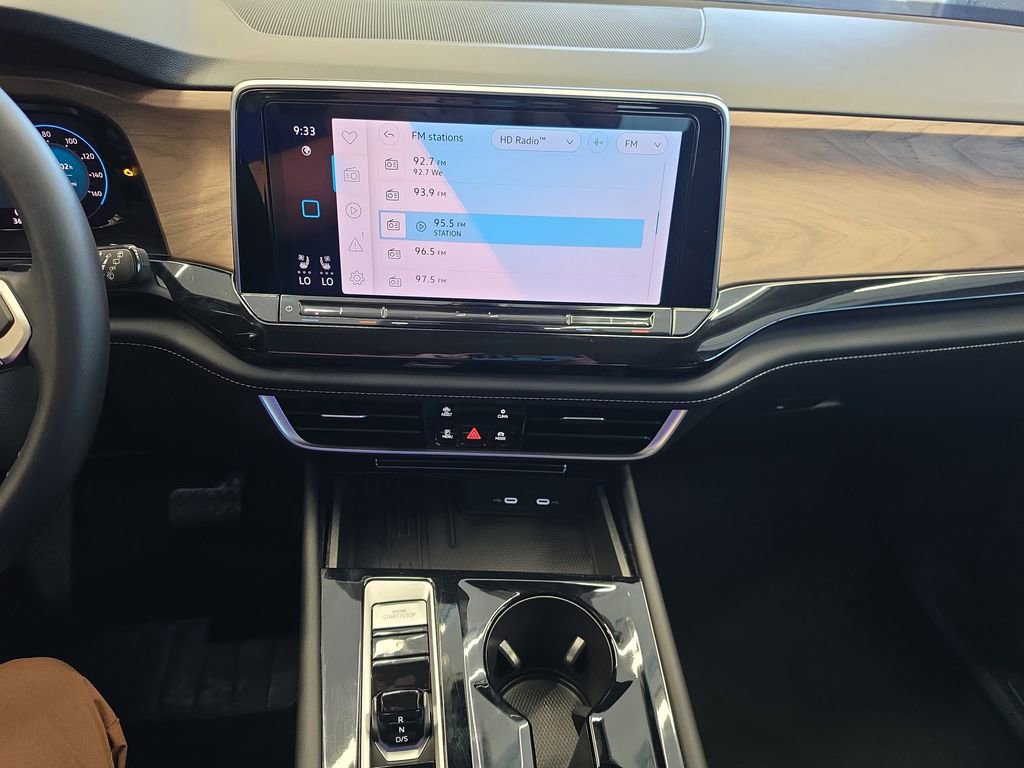 Used 2025 Volkswagen Atlas SE image 24