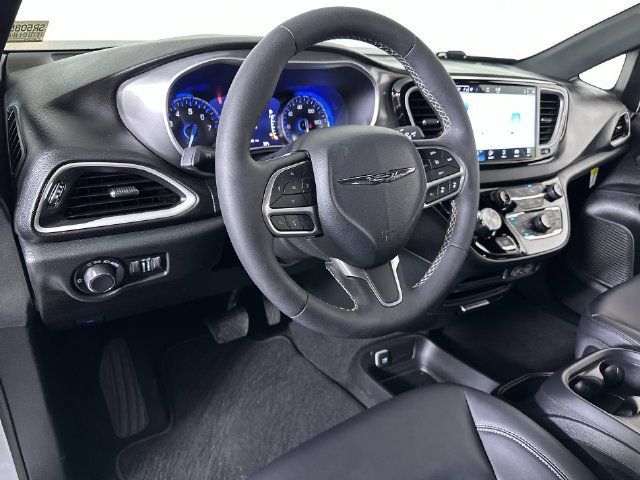 Used 2025 Chrysler Voyager LX FWD image 10