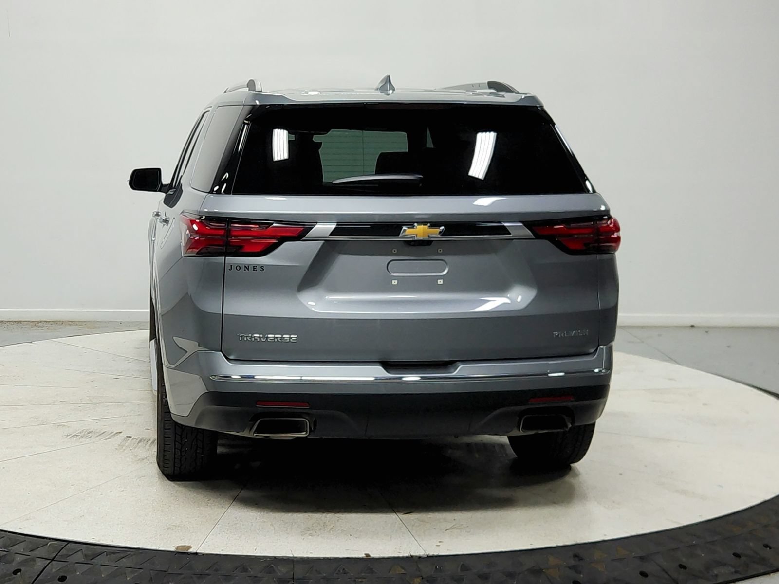 Used 2023 Chevrolet Traverse Premier FWD image 7