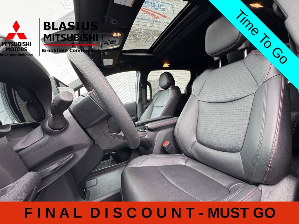 Used 2025 Toyota Sienna XSE w/ XSE Plus Package FWD image 13