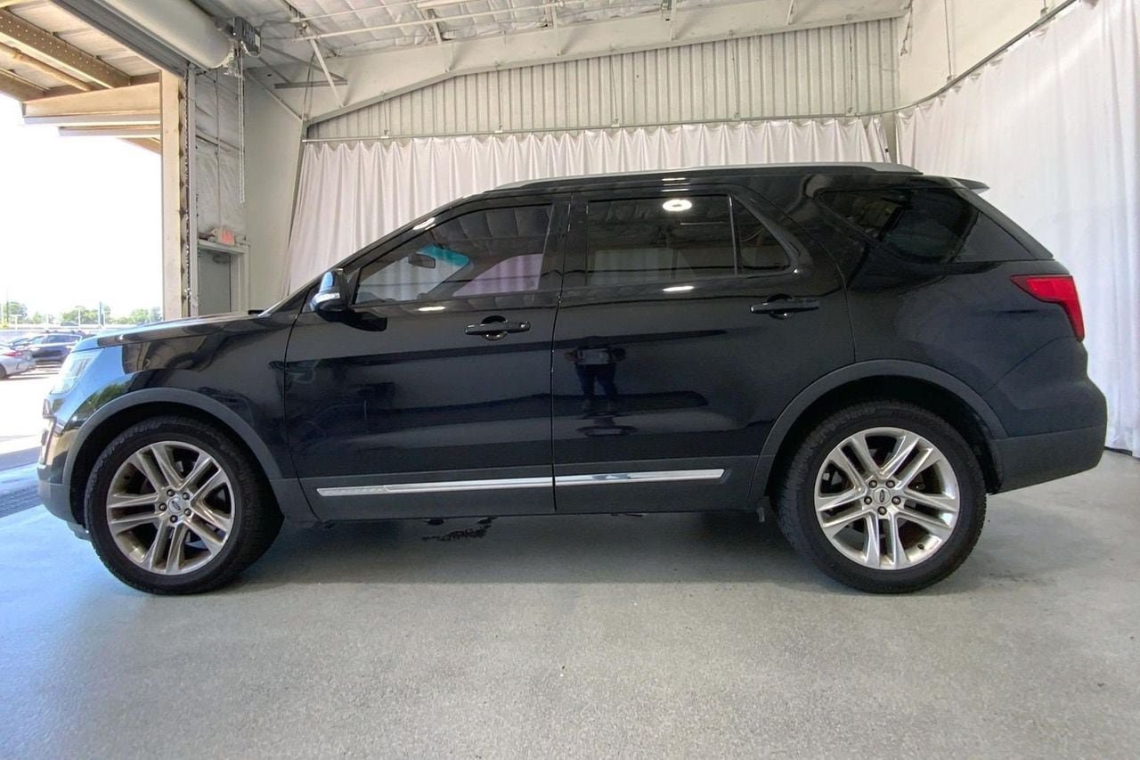 Used 2017 Ford Explorer XLT w/ Equipment Group 202A FWD image 26
