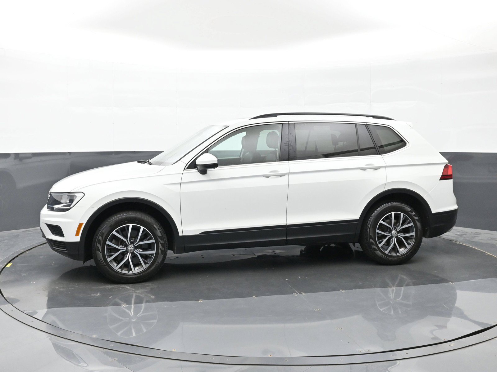 Used 2019 Volkswagen Tiguan SE w/ Panoramic Sunroof Package AWD/4WD image 9