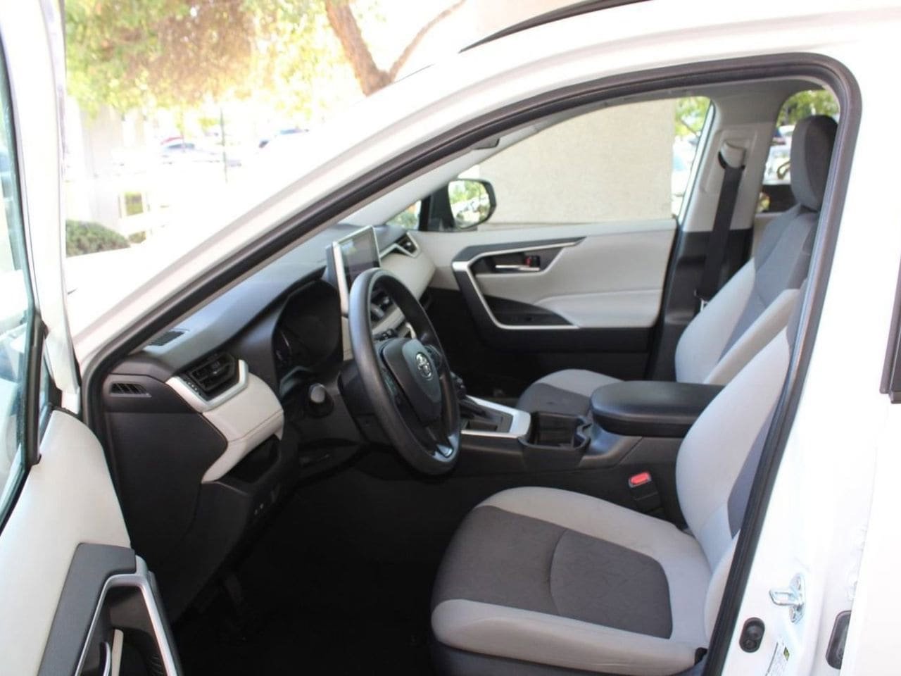Used 2025 Toyota RAV4 XLE FWD image 8