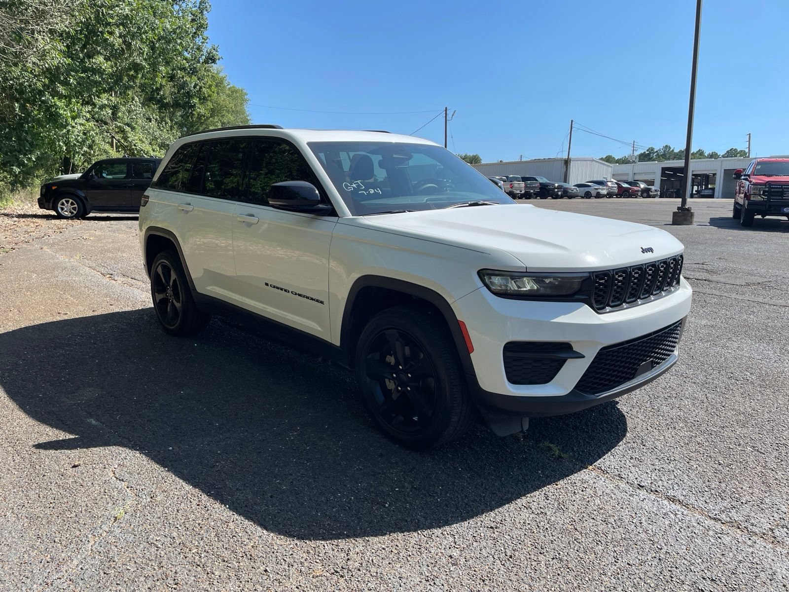 Used 2023 Jeep Grand Cherokee Altitude AWD/4WD image 9