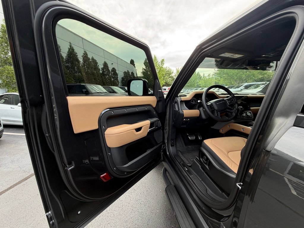 Used 2026 Land Rover Defender 90 V8 AWD/4WD image 16