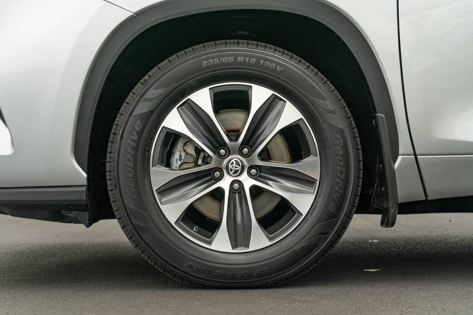 Used 2024 Toyota Highlander XLE FWD image 5