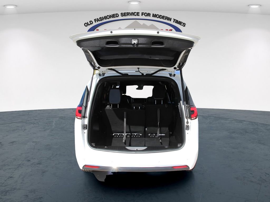 Used 2025 Chrysler Pacifica Select image 5