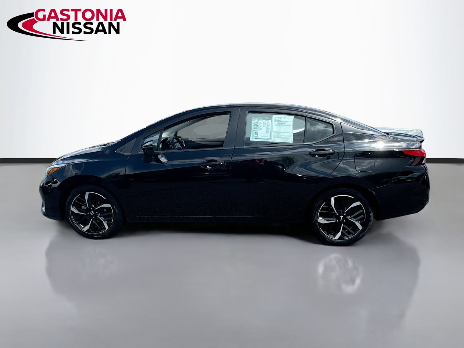 Used 2024 Nissan Versa SR FWD image 5