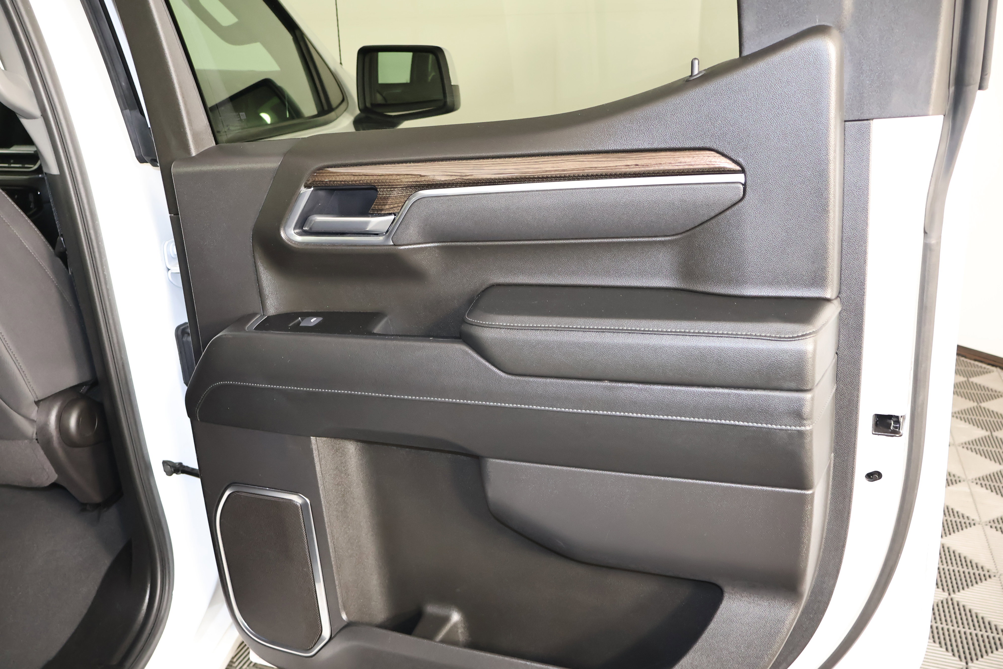 Used 2025 Chevrolet Silverado 1500 LT image 43