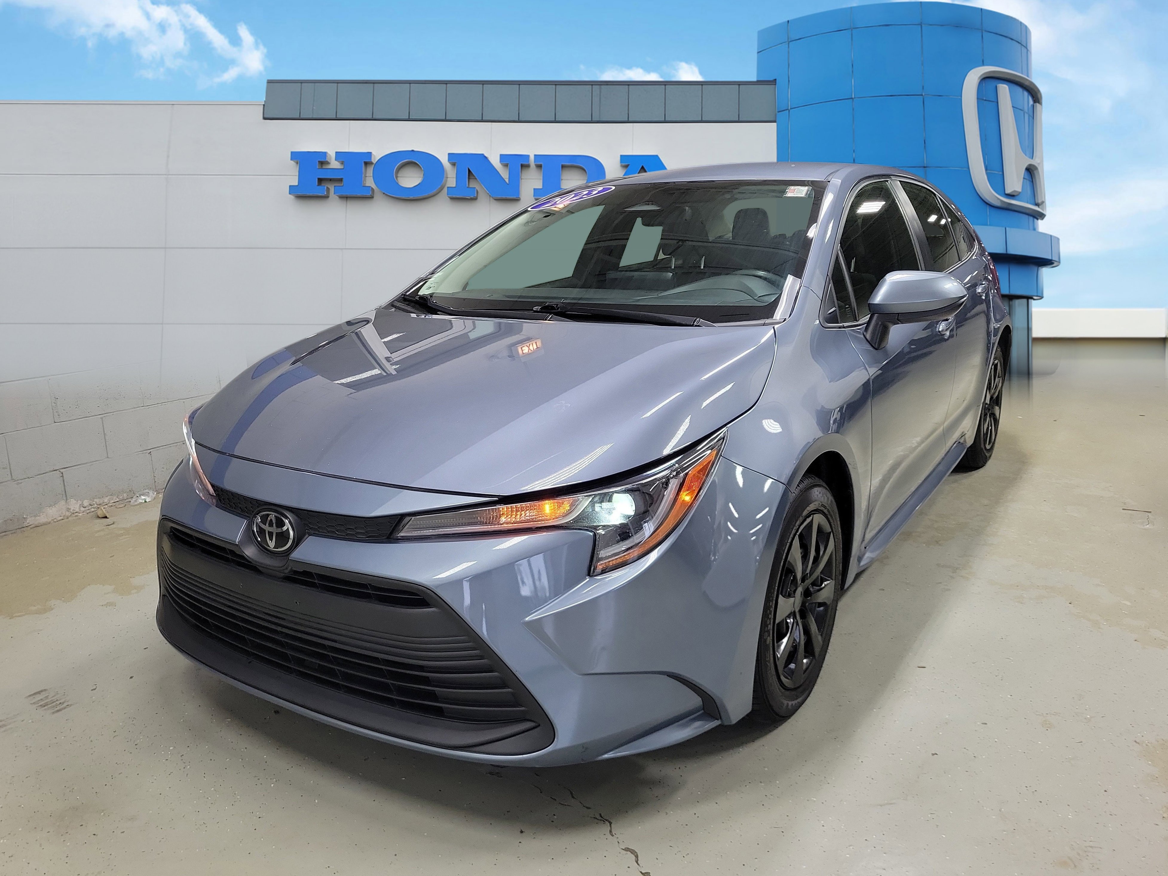 Used 2023 Toyota Corolla LE FWD image 2
