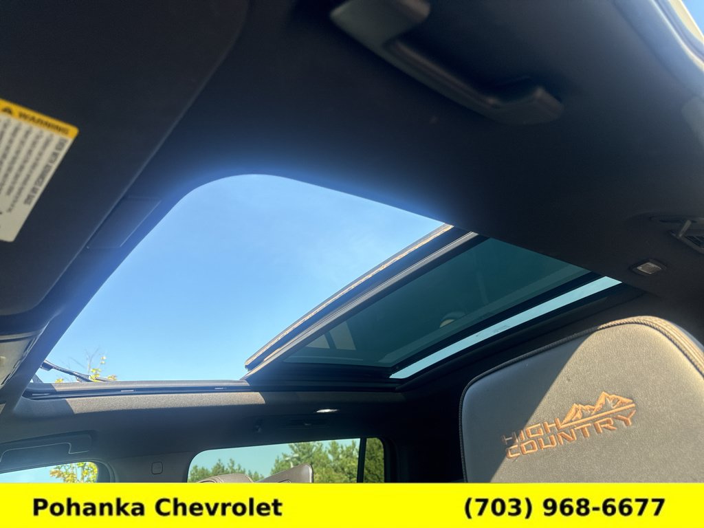 Used 2025 Chevrolet Suburban High Country AWD/4WD image 23