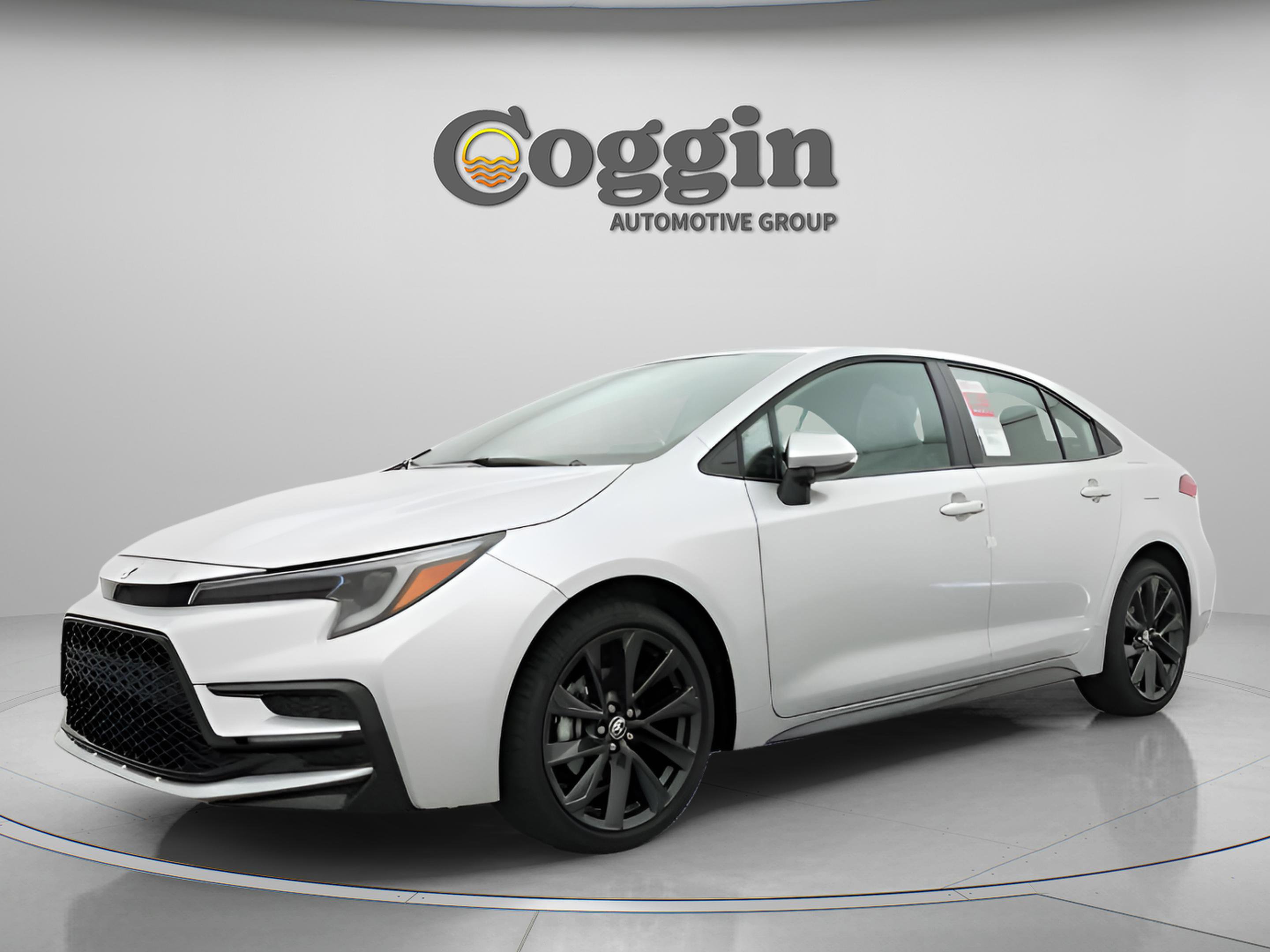 Used 2025 Toyota Corolla SE FWD image 2