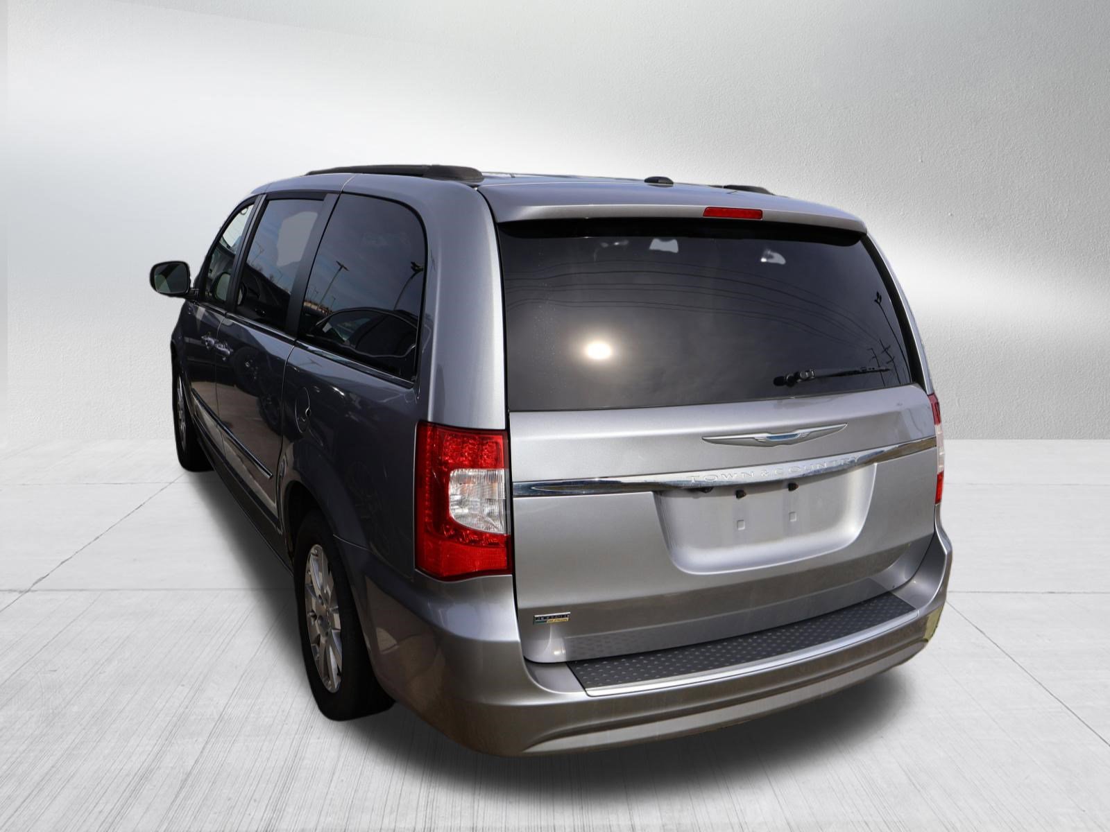 Used 2014 Chrysler Town & Country Touring image 4