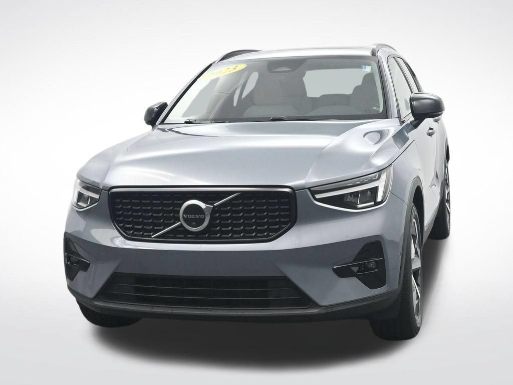 Used 2023 Volvo XC40 B4 Ultimate FWD image 2